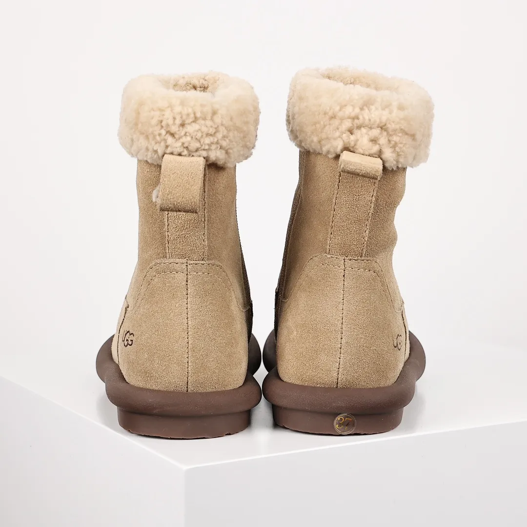 Pick up locally 💰720 The core recommendation is good price 𝐔𝐠𝐠 23 popular handmade sheep's curly boots Maillard girl's dream boots Korean and Korean style Fully handmade first-layer cow suede Teddy sheep's curly wool lining The combination has a great autumn and winter atmosphere Size: 35 36 37 38 39 40